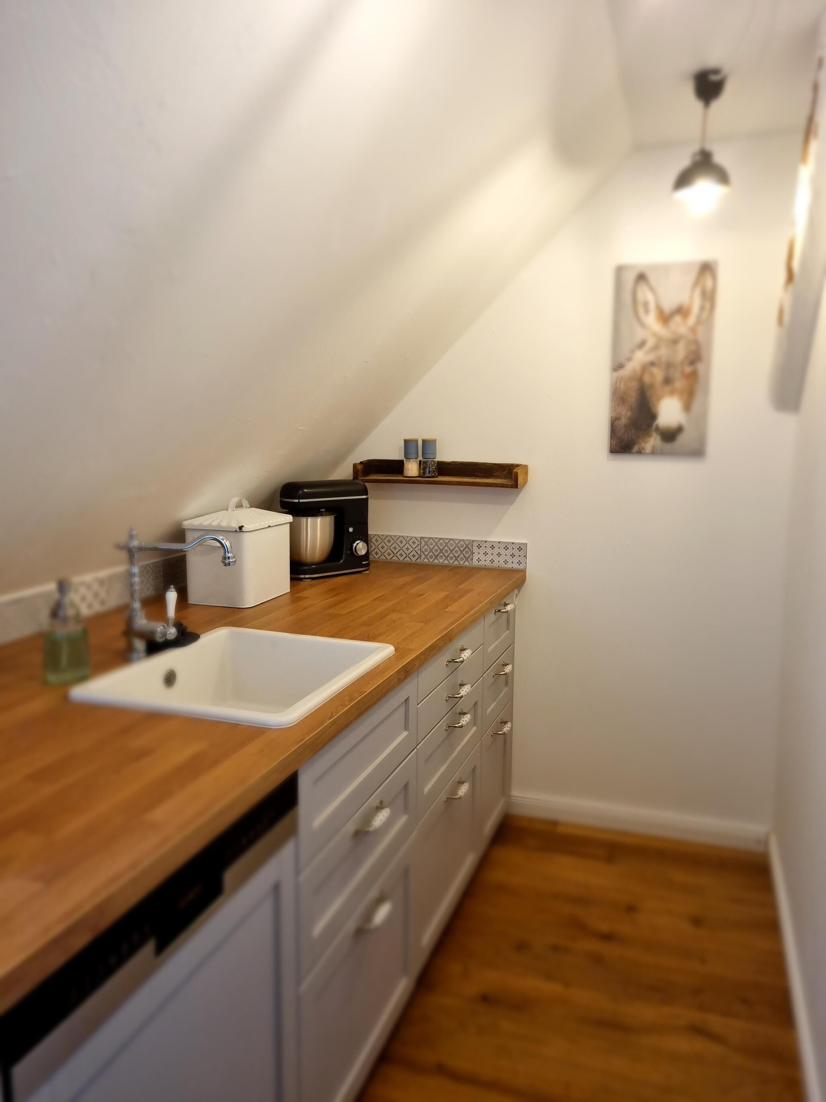 Kühlschrank, Ofen, Geschirrspüler, Wasserkocher mit Kaffee-/Teezubehör