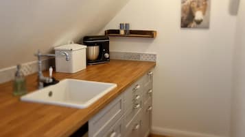 Fridge, oven, dishwasher, coffee/tea maker