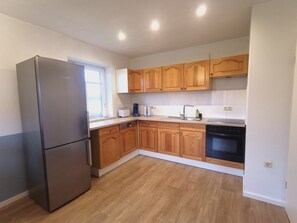 Fridge, oven, dishwasher, coffee/tea maker