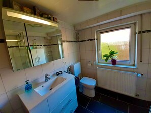 Dusche, Haartrockner, Handtücher