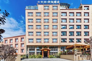 A multi-story hotel with a traditional architectural style, featuring a central entrance with a decorative facade. - Jixiang Zilian Hotel (Li County)