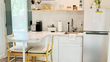 Kühlschrank, Wasserkocher mit Kaffee-/Teezubehör, Toaster