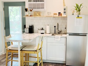 Réfrigérateur, cafetière-théière, grille-pain, vaisselle et ustensiles