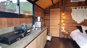 Mini-fridge, microwave, stovetop, cookware/dishes/utensils - Woodside Ecoliving Guatape (Guatapé)