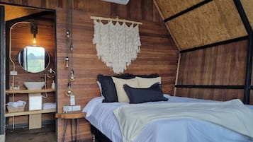 Cabana exclusivo, 1 quarto, vista para o lago | 1 quarto, roupas de cama premium, edredons de pluma, Wi-Fi de cortesia