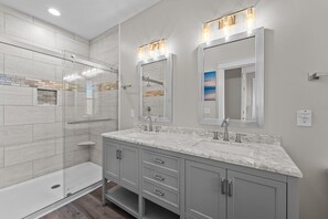 Combined shower/tub, hair dryer, towels - Soundfront home, private dock, pool, hot tub, theater, kiteboarding haven ★★★★★ (Avon)