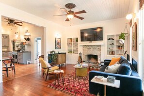Smart TV, fireplace, books, computer monitors - Historic Farmhouse Charm, Modern Style & Comfort (Red Rock)