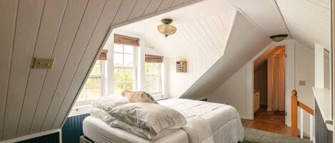 3 bedrooms, in-room safe, desk, WiFi