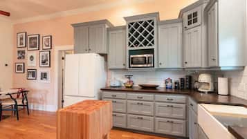 冰箱、微波炉、烤箱、炉灶