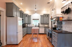 Fridge, microwave, oven, stovetop - Historic Farmhouse Charm, Modern Style & Comfort (Red Rock)
