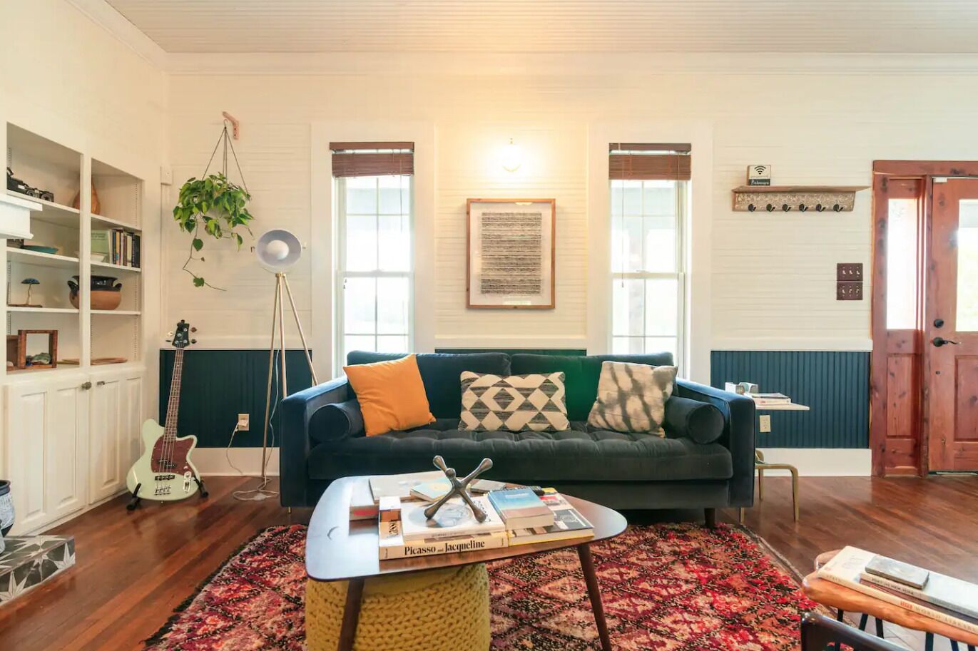 Smart-TV, Kamin, Bücher, Computerbildschirme