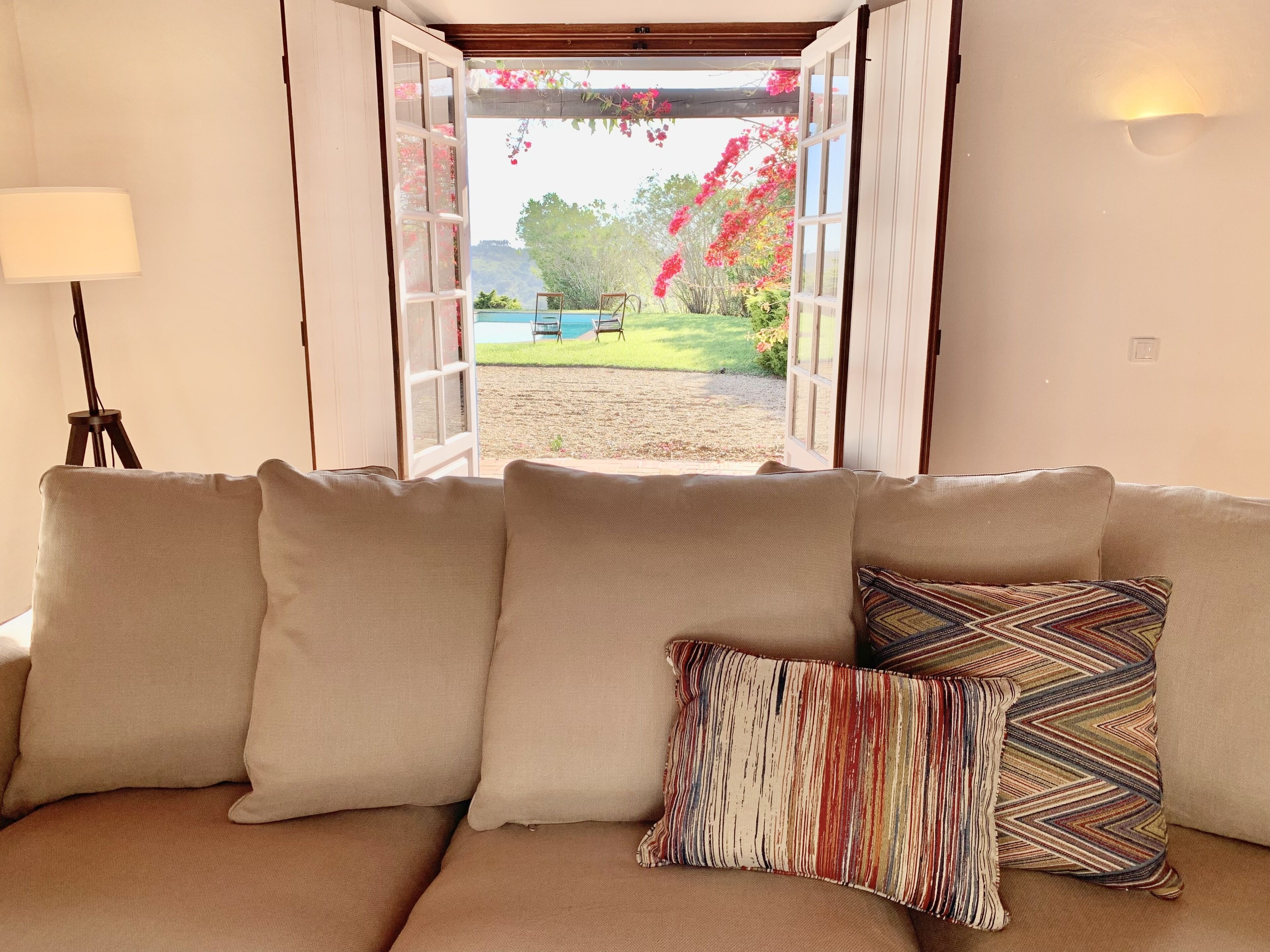 Älytelevisio, takka, kirjoja