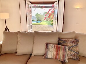 تلفزيون ذكي، مدفأة، كُتُب