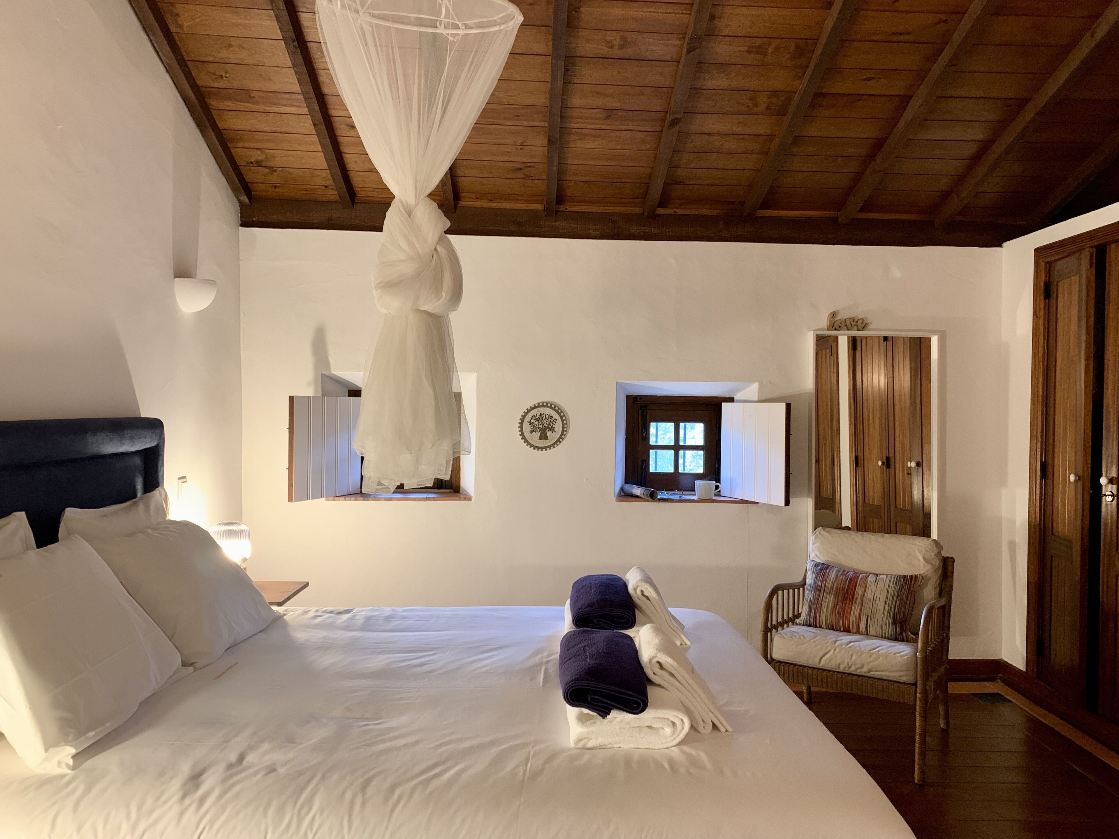 5 habitaciones, escritorio y tabla de planchar con plancha 