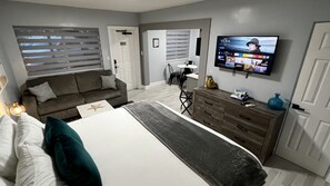 1 bedroom, desk, free WiFi, bed sheets - Cozy Beachside Boutique Hotel King Suite with kitchen (Daytona Beach)