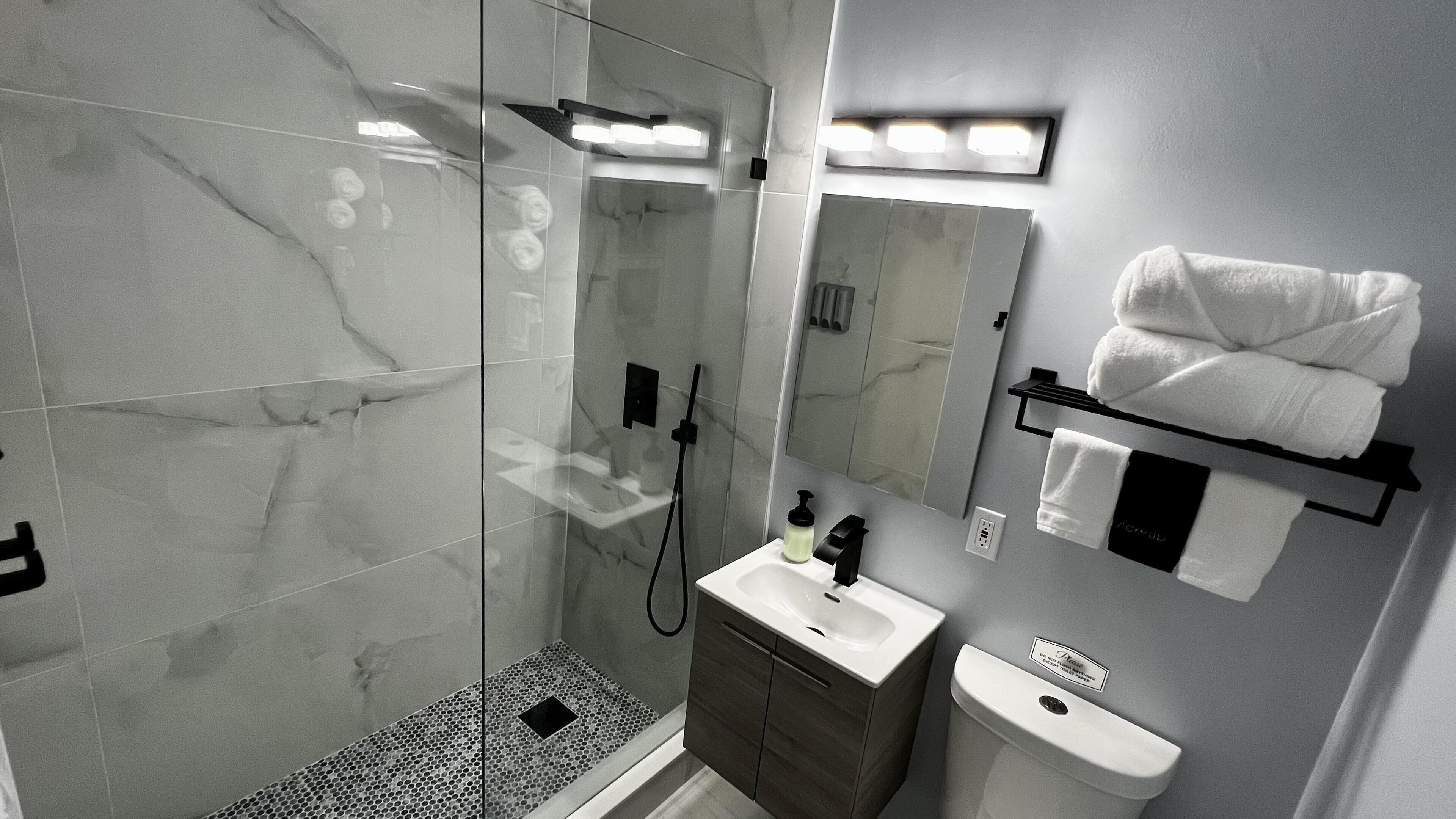 Douche, sèche-cheveux, serviettes fournies, savon