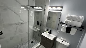 Douche, sĂšche-cheveux, serviettes fournies, savon