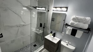 Doccia, asciugacapelli, asciugamani, sapone