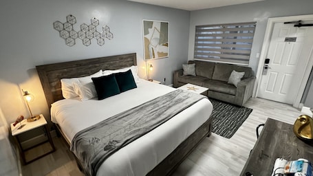 1 bedroom, desk, free WiFi, bed sheets. Cozy Beachside Boutique Hotel King Suite with kitchen