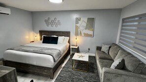 1 bedroom, desk, free WiFi, bed sheets - Cozy Beachside Boutique Hotel King Suite with kitchen (Daytona Beach)