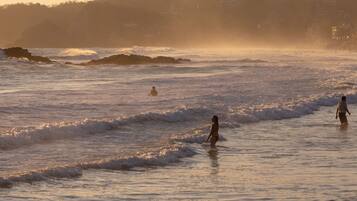 Beach nearby, white sand, beach towels, 5 beach bars