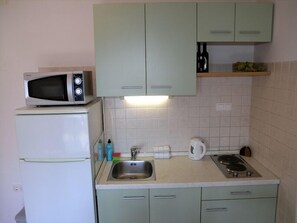 Kylskåp, mikrovågsugn, spishäll och diskmaskin
