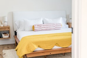3 habitaciones, escritorio y tabla de planchar con plancha 