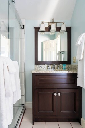 Shower, hair dryer - Entire Inn Block & restaurant! (Middletown)
