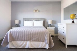 8 bedrooms, WiFi, bed sheets - Entire Inn Block & restaurant! (Middletown)