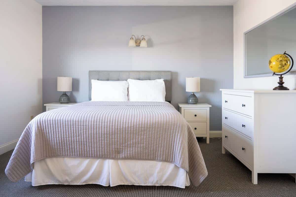 8 bedrooms, WiFi, bed sheets