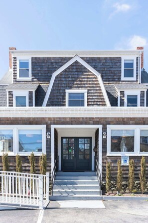 Exterior - Entire Inn Block & restaurant! (Middletown)