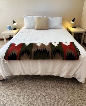 3 bedrooms, desk, WiFi, bed sheets