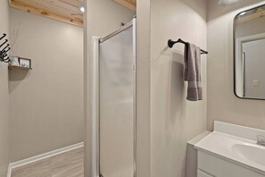 Bañera con ducha, secador de pelo, toallas