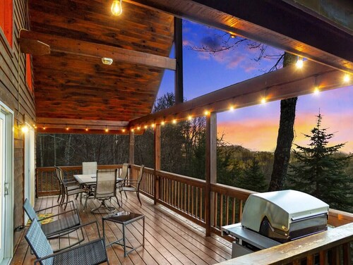 'Knotty By Nature' Cozy Cabin w/ View and Hot Tub