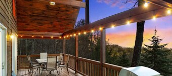 'Knotty By Nature' Cozy Cabin w/ View and Hot Tub