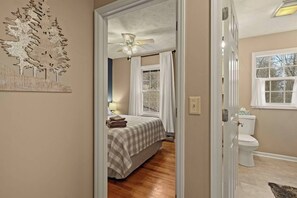 4 bedrooms, iron/ironing board, travel crib, WiFi - 'Knotty By Nature' Cozy Cabin w/ View and Hot Tub (West Jefferson)