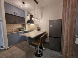 Jääkaappi, liesi, astianpesukone, kahvin-/teenkeitin