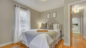 2 habitaciones, escritorio y tabla de planchar con plancha