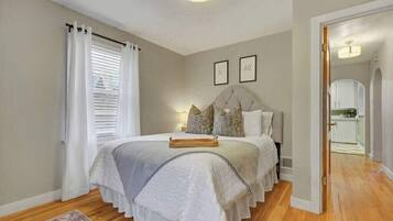 2 camere, una scrivania, ferro/asse da stiro, culla da viaggio