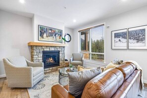 Smart-tv, eldstad, Netflix och böcker