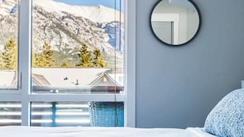 2 bedrooms, iron/ironing board, travel crib, free WiFi