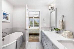 Badekar, hårføner, håndklær og såpe