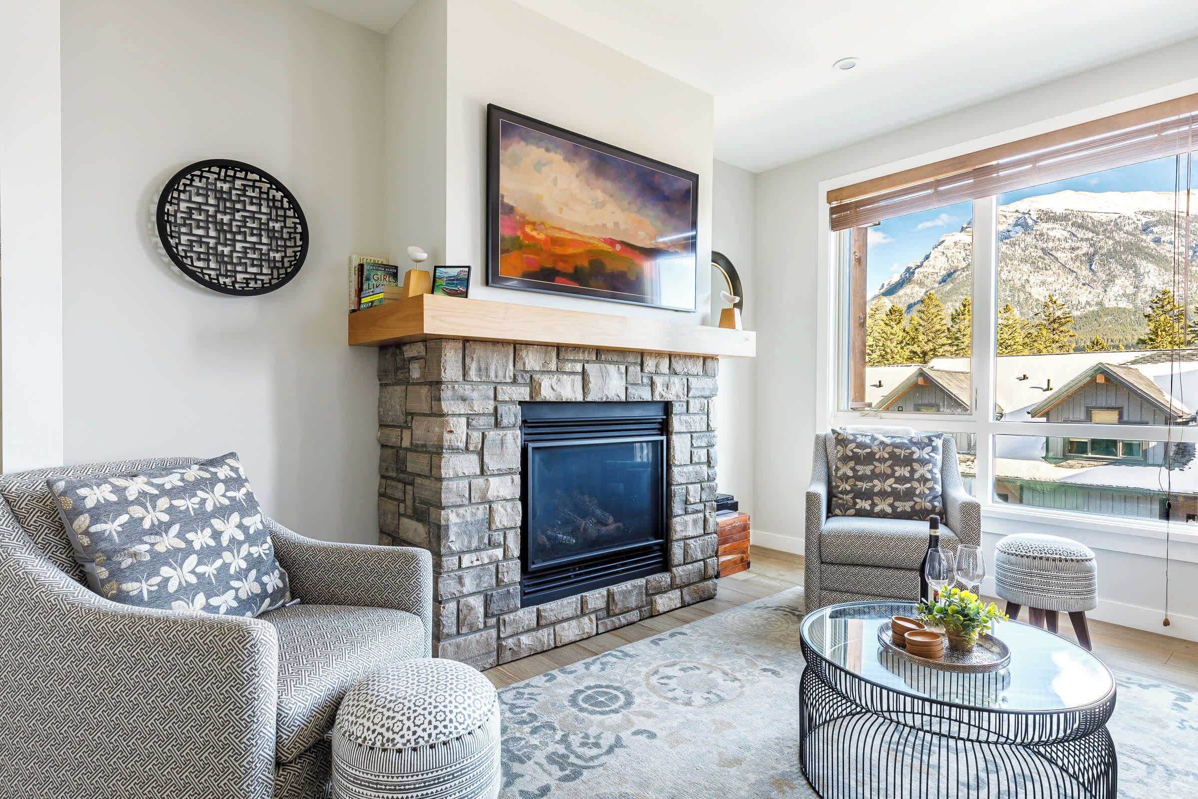 Smart TV, fireplace, Netflix, books