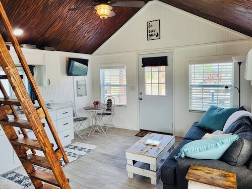 Adorable tiny house (with loft!) near Potosi Live