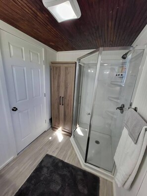 Shower, hair dryer, towels - Adorable tiny house (with loft!) near Potosi Live (Abilene)