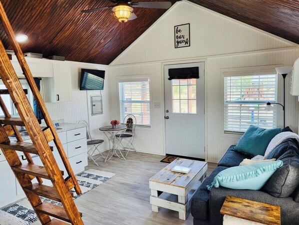 TV - Adorable tiny house (with loft!) near Potosi Live (Abilene)