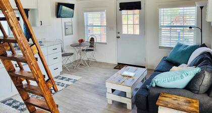 Adorable tiny house (with loft!) near Potosi Live