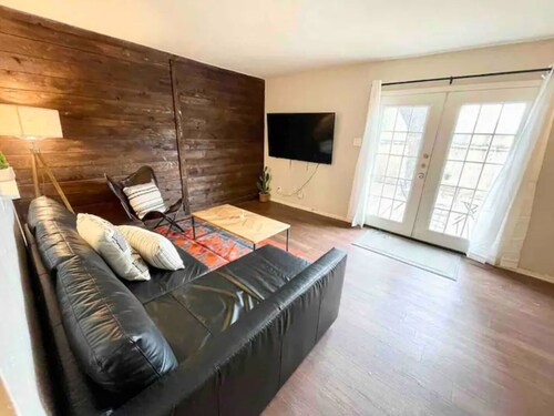 *Central 2-bedroom* 5mi from downtown w/ patio MC