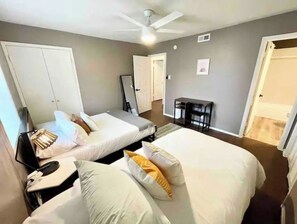 2 habitaciones, escritorio, tabla de planchar con plancha y wifi 