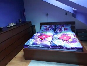 2 bedrooms, WiFi - Cosy, sunny two-story apartment, 20min center (Hlavní mesto Praha)